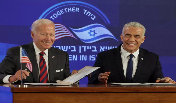 O presidente dos EUA, Joe Biden, e o primeiro-ministro dos Estados Unidos, Yair Lapid, em encontro durante a viagem de Biden para o Oriente Médio, em 14 de julho de 2022. — Foto: Evelyn Hockstein/Reuters